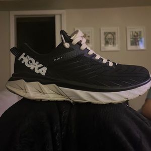 Hoka Arahi 4 running shoes